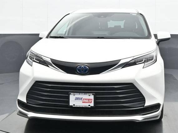 TOYOTA SIENNA 2021 5TDKRKEC7MS040110 image