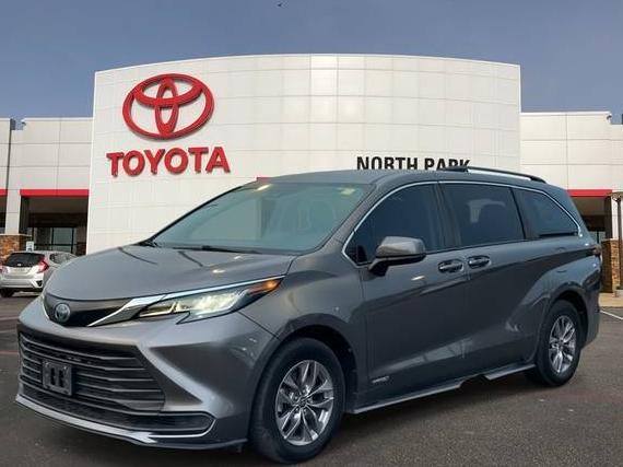 TOYOTA SIENNA 2021 5TDKRKEC0MS024900 image