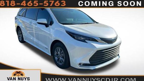 TOYOTA SIENNA 2021 5TDYRKECXMS026972 image