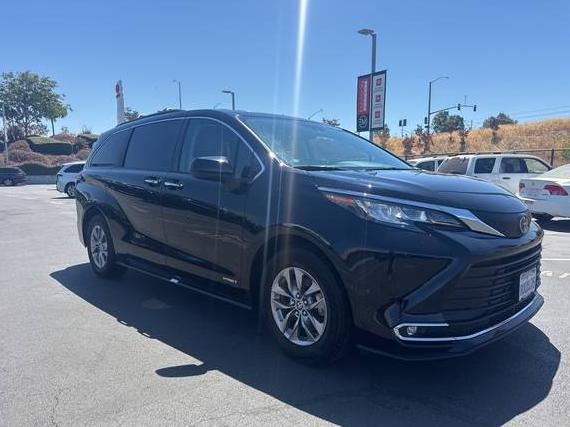 TOYOTA SIENNA 2021 5TDJRKEC8MS019083 image