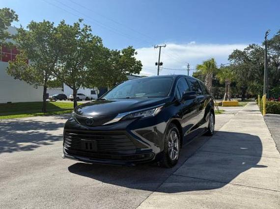 TOYOTA SIENNA 2021 5TDKRKECXMS044040 image