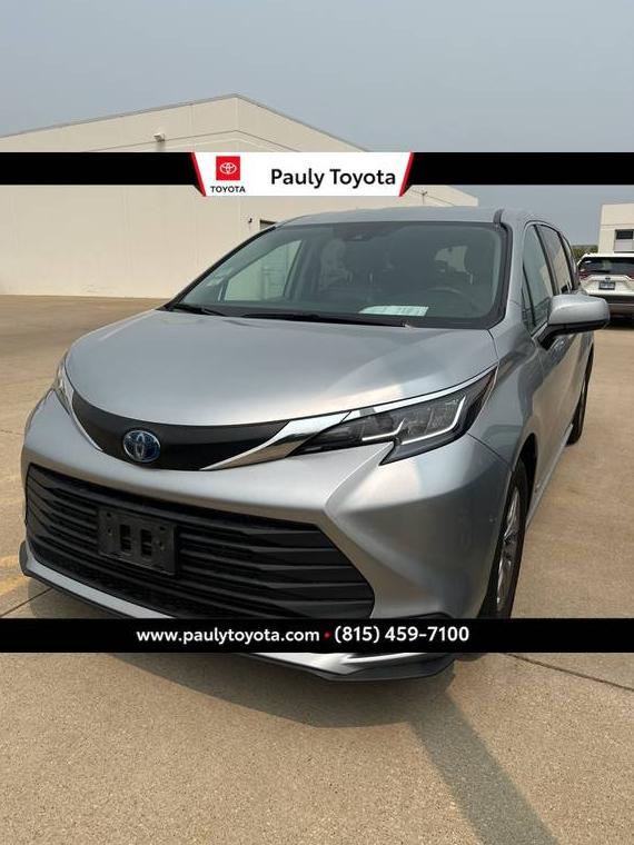 TOYOTA SIENNA 2021 5TDKRKEC4MS032479 image