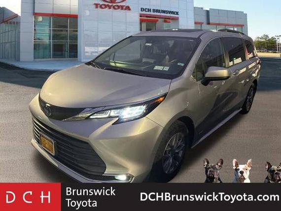 TOYOTA SIENNA 2021 5TDYRKEC2MS058847 image