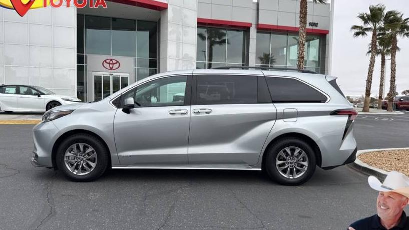 TOYOTA SIENNA 2021 5TDKRKEC8MS037829 image