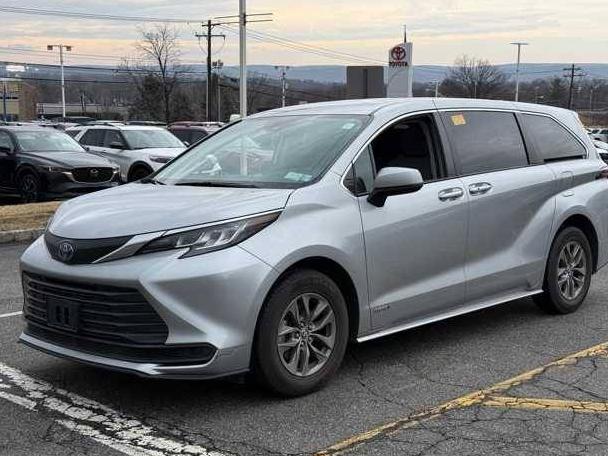 TOYOTA SIENNA 2021 5TDKSKFC5MS033109 image