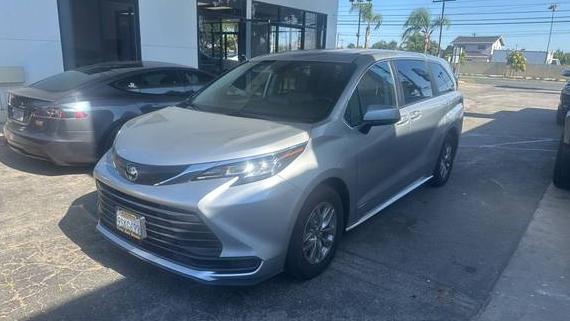 TOYOTA SIENNA 2021 5TDKRKEC8MS028449 image