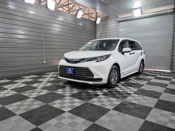 TOYOTA SIENNA 2021 5TDKRKEC0MS014996 image