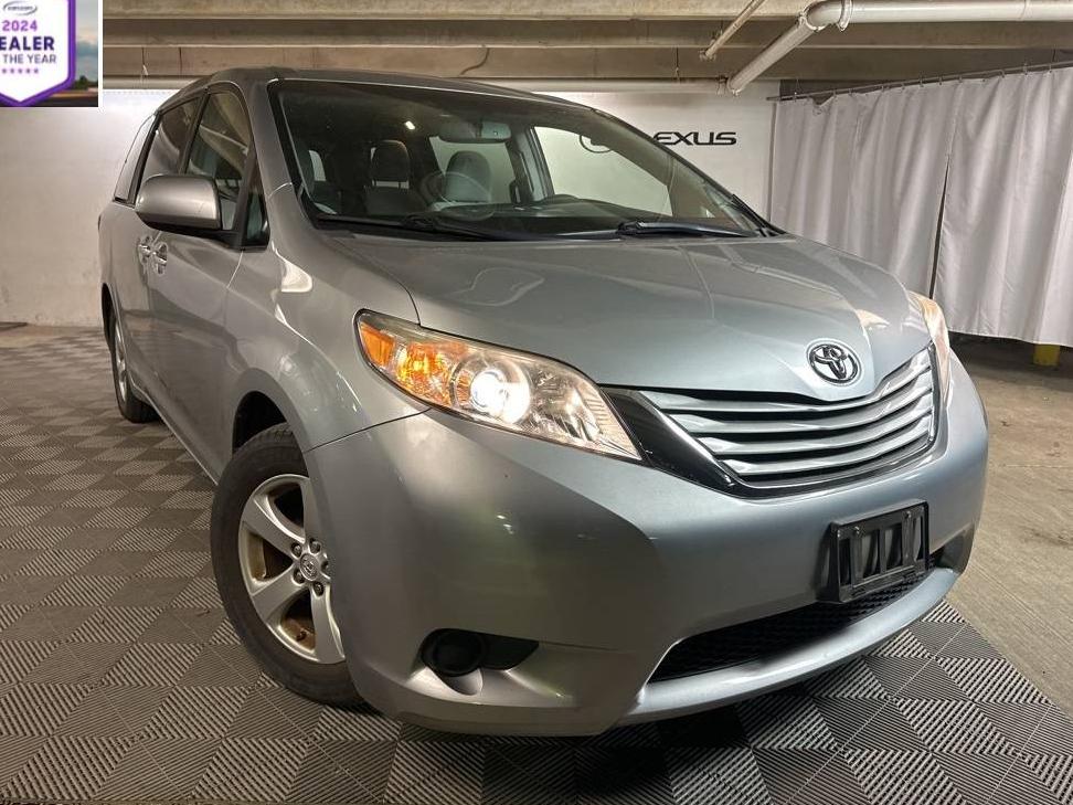 TOYOTA SIENNA 2017 5TDKZ3DC8HS865733 image