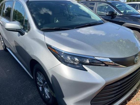 TOYOTA SIENNA 2024 5TDKSKFC7RS151377 image