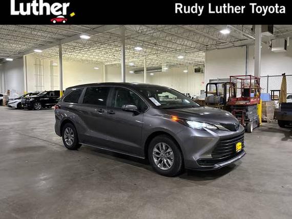 TOYOTA SIENNA 2024 5TDKSKFC1RS138592 image
