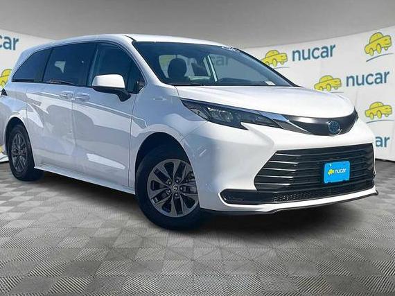 TOYOTA SIENNA 2024 5TDKRKEC6RS205216 image