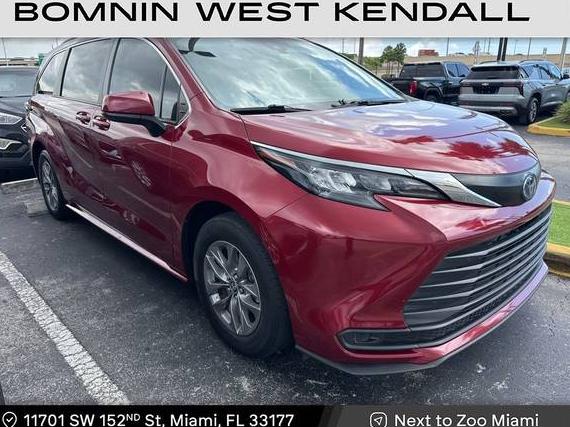 TOYOTA SIENNA 2024 5TDKRKEC9RS182689 image