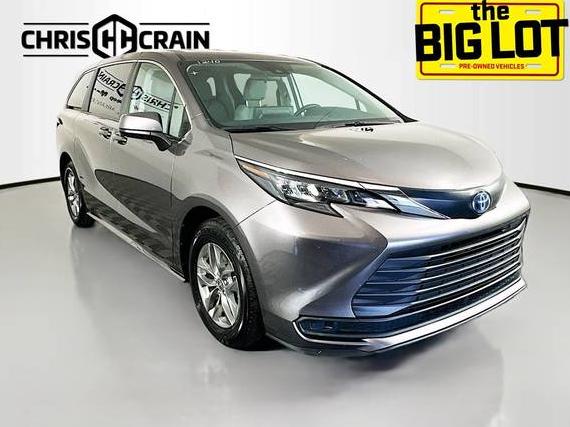 TOYOTA SIENNA 2024 5TDKRKEC5RS201240 image