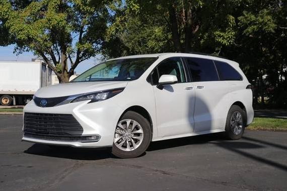 TOYOTA SIENNA 2024 5TDYRKEC2RS205952 image