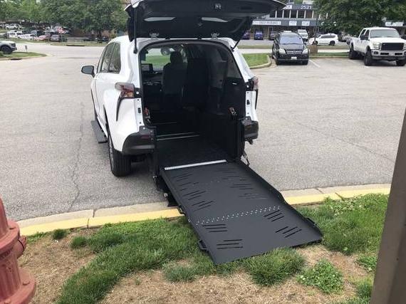 TOYOTA SIENNA 2024 5TDKRKEC9RS198939 image