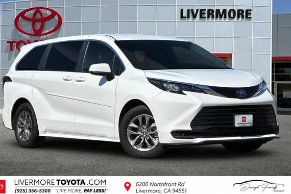 TOYOTA SIENNA 2024 5TDKSKFC9RS114394 image