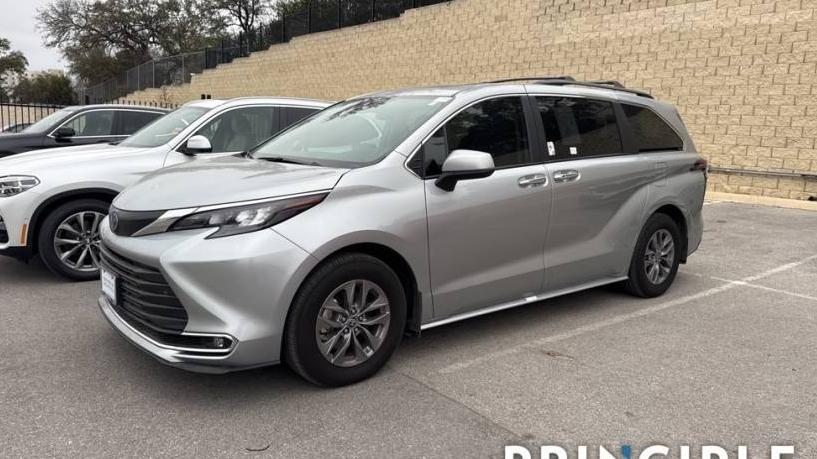 TOYOTA SIENNA 2024 5TDYRKEC8RS190549 image