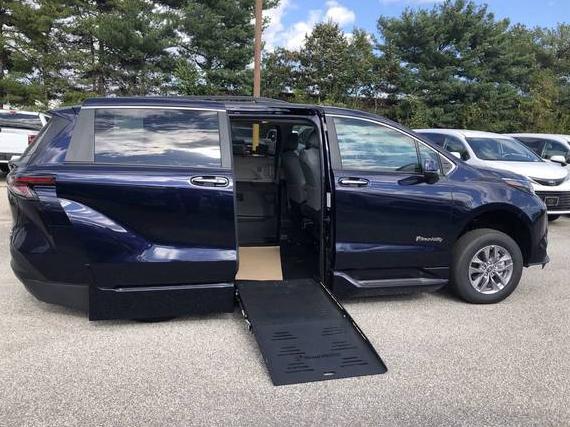 TOYOTA SIENNA 2024 5TDJRKEC3RS213544 image