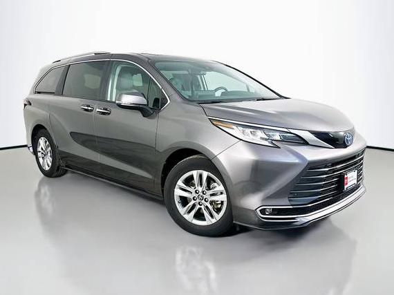 TOYOTA SIENNA 2024 5TDZSKFC4RS115225 image