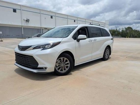 TOYOTA SIENNA 2024 5TDYRKEC5RS221501 image