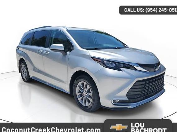 TOYOTA SIENNA 2024 5TDYRKEC9RS216138 image