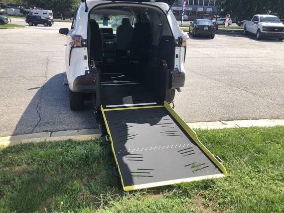 TOYOTA SIENNA 2024 5TDKRKEC6RS209444 image