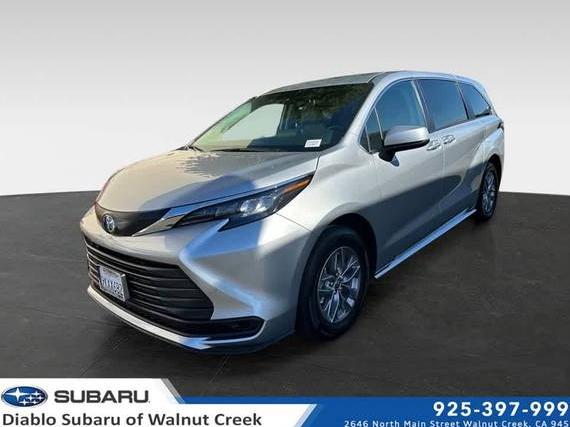 TOYOTA SIENNA 2024 5TDKRKEC7RS196509 image