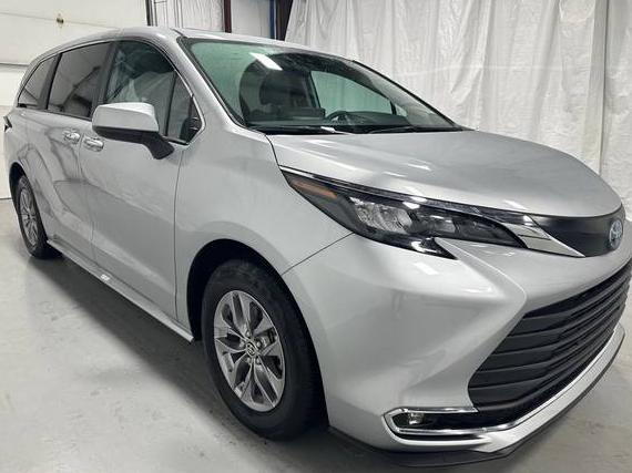TOYOTA SIENNA 2024 5TDYRKEC4RS211476 image