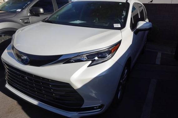 TOYOTA SIENNA 2024 5TDERKEC8RS193275 image