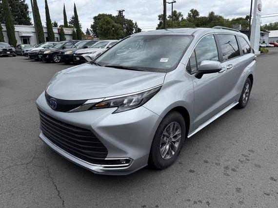 TOYOTA SIENNA 2024 5TDYRKECXRS190021 image