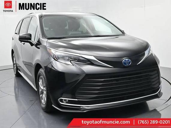 TOYOTA SIENNA 2024 5TDYRKEC7RS207941 image