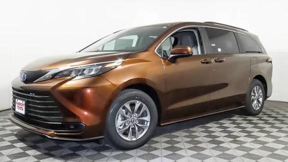 TOYOTA SIENNA 2024 5TDKRKEC6RS199188 image