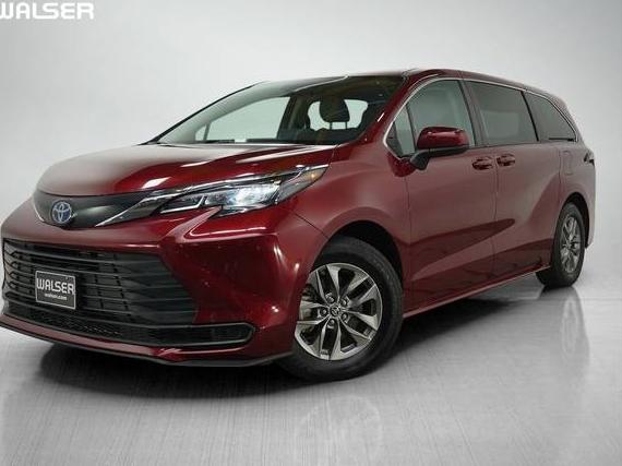 TOYOTA SIENNA 2024 5TDKRKEC8RS197409 image