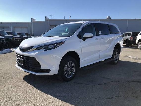 TOYOTA SIENNA 2024 5TDKRKEC7RS224728 image
