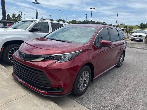 TOYOTA SIENNA 2024 5TDBRKEC6RS187820 image
