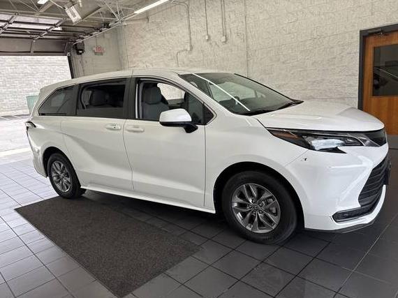 TOYOTA SIENNA 2024 5TDKRKEC8RS202267 image