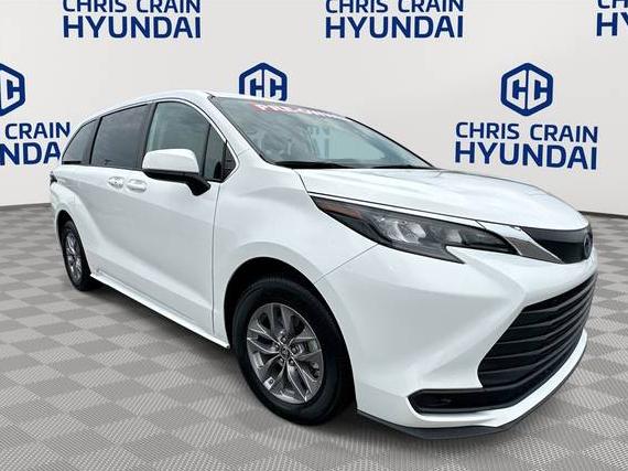 TOYOTA SIENNA 2024 5TDKRKEC9RS208661 image TOYOTA SIENNA 2024 5TDKRKEC9RS208661 image