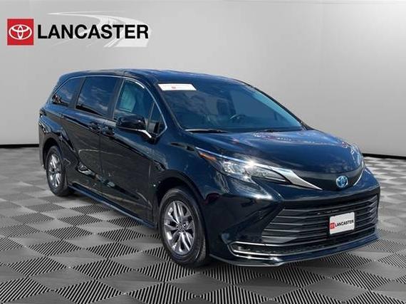 TOYOTA SIENNA 2024 5TDKRKEC1RS188485 image