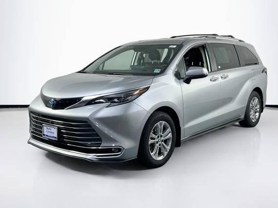 TOYOTA SIENNA 2024 5TDESKFCXRS109251 image