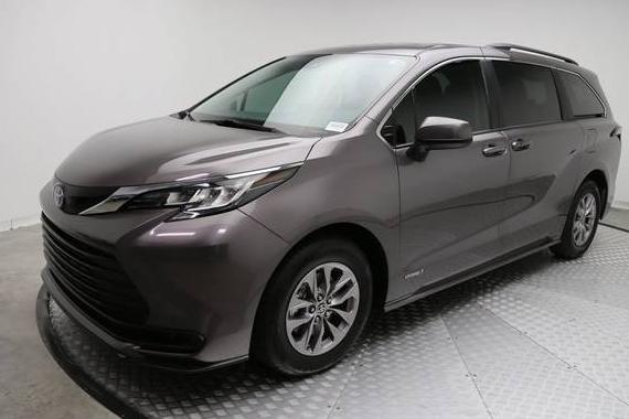TOYOTA SIENNA 2024 5TDKRKECXRS217269 image
