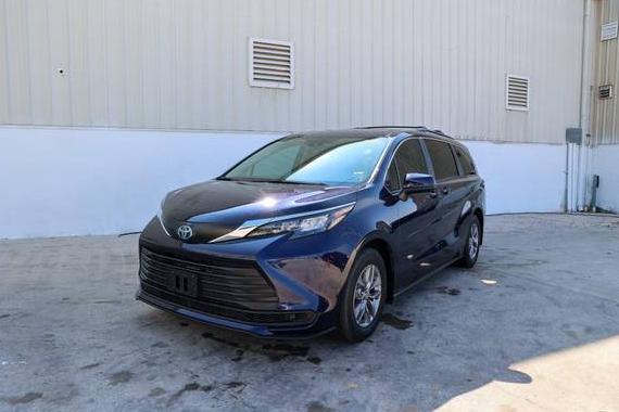 TOYOTA SIENNA 2024 5TDKRKEC7RS181766 image