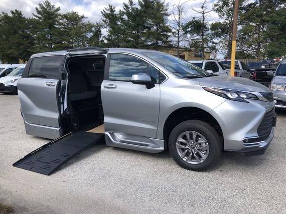 TOYOTA SIENNA 2024 5TDJRKECXRS215758 image
