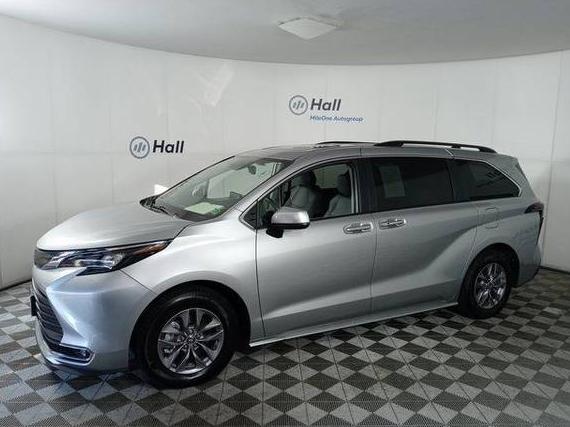 TOYOTA SIENNA 2024 5TDYRKEC3RS182729 image