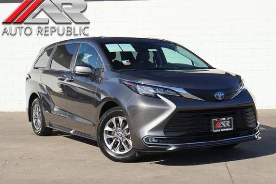 TOYOTA SIENNA 2024 5TDYSKFCXRS109411 image