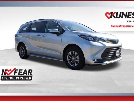 TOYOTA SIENNA 2024 5TDYRKECXRS195042 image