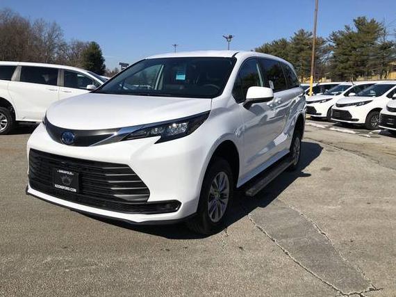 TOYOTA SIENNA 2024 5TDKRKEC0RS224912 image