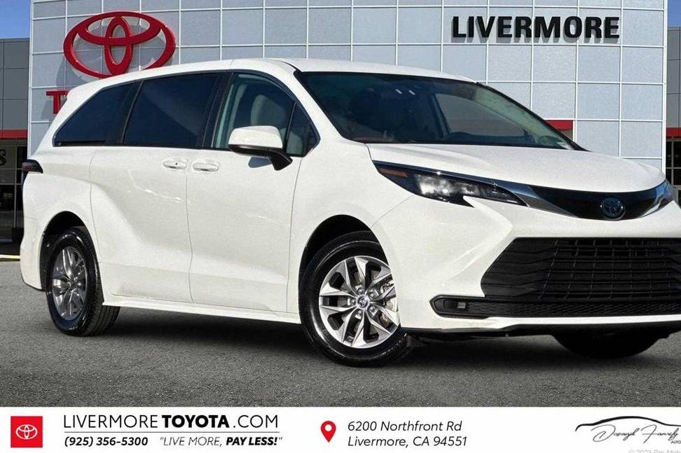 TOYOTA SIENNA 2024 5TDKRKEC0RS193502 image