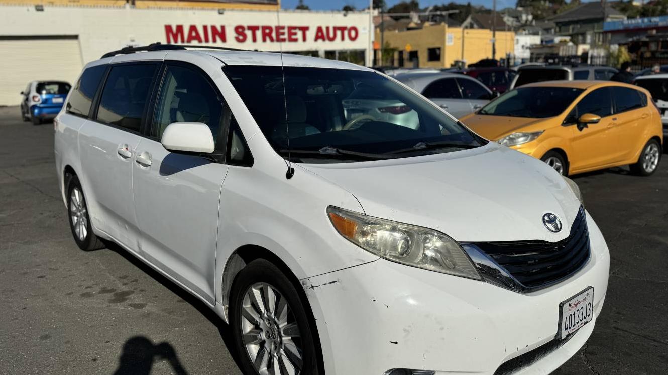 TOYOTA SIENNA 2011 5TDJK3DC5BS001164 image