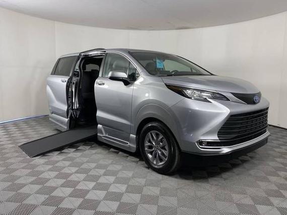 TOYOTA SIENNA 2022 5TDJSKFC3NS071421 image