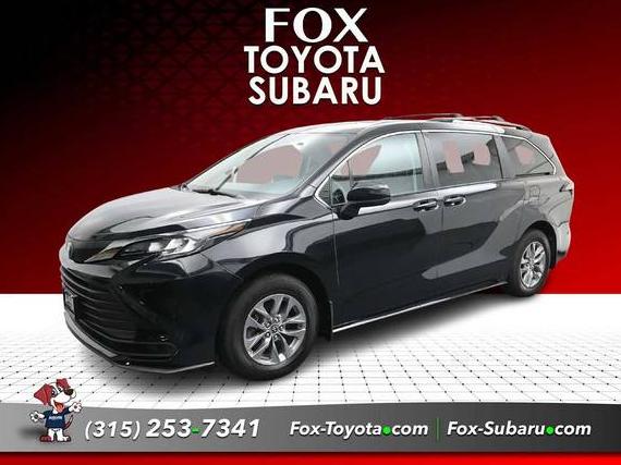 TOYOTA SIENNA 2022 5TDKSKFC6NS067397 image
